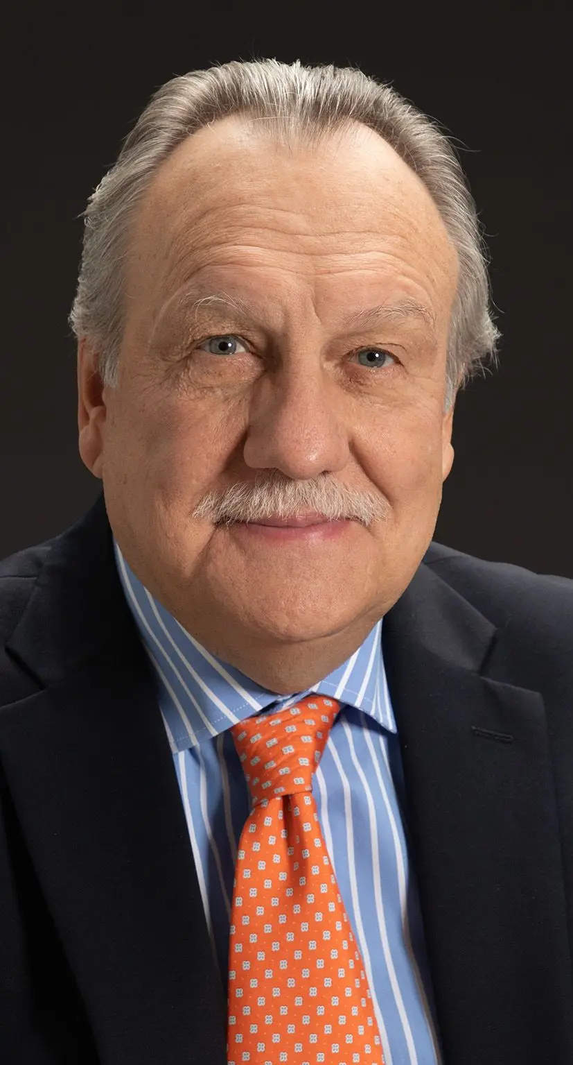 Más de lo que imaginas, este no es solo un libro sobre correr. Es la historia de transformación<br />
de un niño que no brillaba con el balón, a un hombre que encontró en el asfalto su propia<br />
brújula.